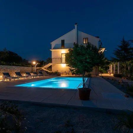 빌라 Bacio With New Heated Pool