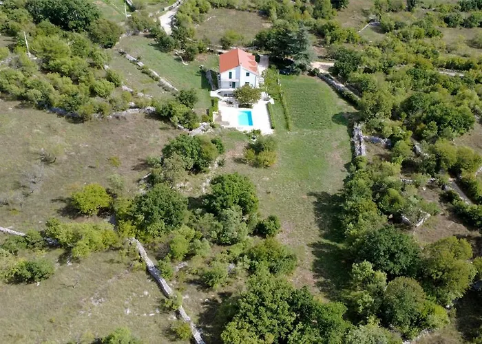 빌라 Bacio With Heated Pool, Starlink Internet Brstanovo